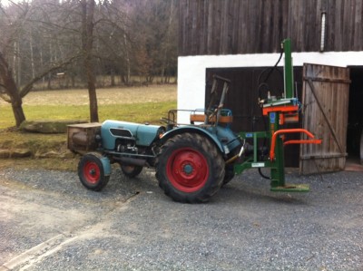 Landtreff 2203 vor dem Holzspalten.jpg