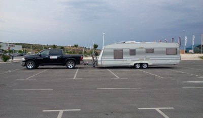 Dodge ram mit Wohnwagen 2.jpg