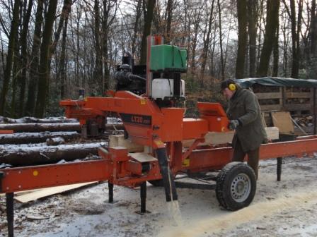 Wood Mizer LT20 bei uns im Wald.JPG
