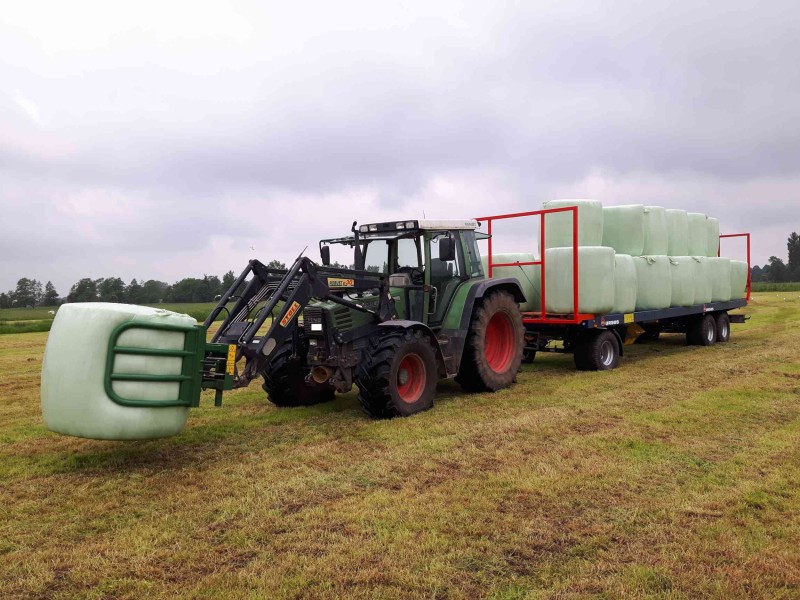 Ballenwagen_mit_Fendt_2_web.jpg