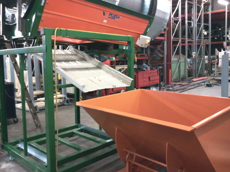 Rutsche zum Spänebehälter.jpg