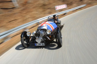 Morgan-Threewheeler-Frontansicht-Kurvenfahrt-fotoshowImage-dc141ee0-596967.jpg