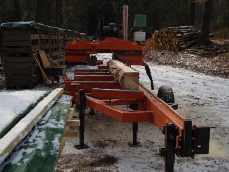 Wood Mizer LT20 auf dem Waldweg.JPG