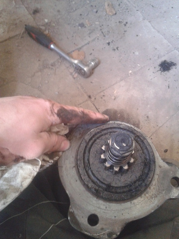 15 Anlasser gerade abgebaut.jpg