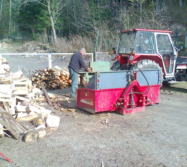 Traktor mit Kreissäge.jpg