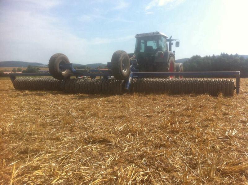 23.7. Walzen nach der Saat.jpg