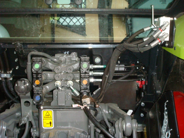 Claas Atos 330 Hydraulikanschlüsse hinten mit Frontkraftheber.JPG