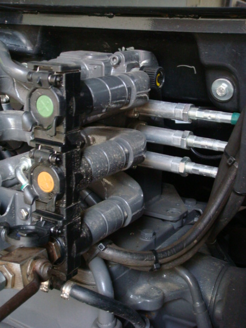 Claas Atos 330 Hydraulikanschlüsse hinten Detail Plus Seite.JPG
