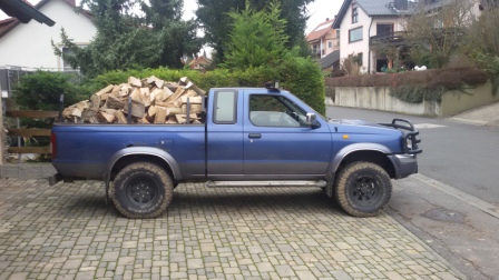 Nissan D22 Scheitholz.jpg