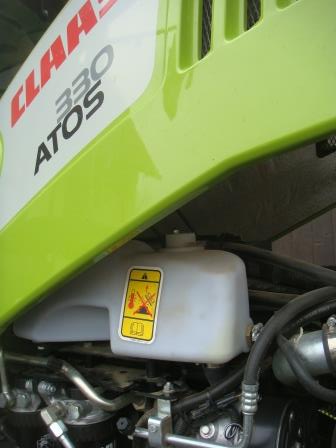 Deutz Claas Atos 330 Ausgleichsbehälter fehlender Deckel nach Werkstatt-Service.JPG