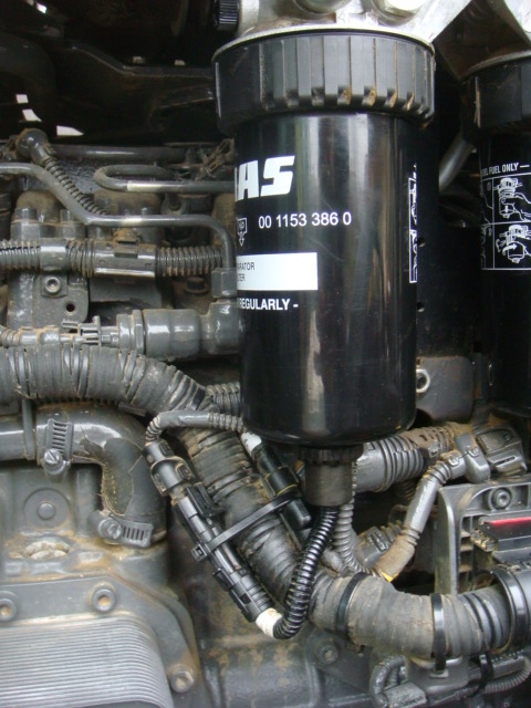Deutz Claas Atos Detail Dieselvorfilter.JPG