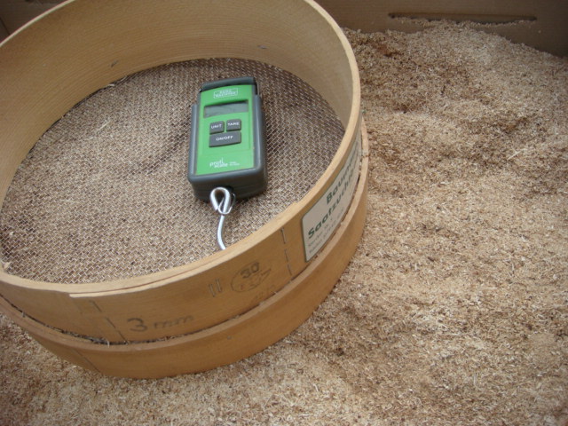 Mit 3mm-Sieb gesiebtes Sägemehl.JPG