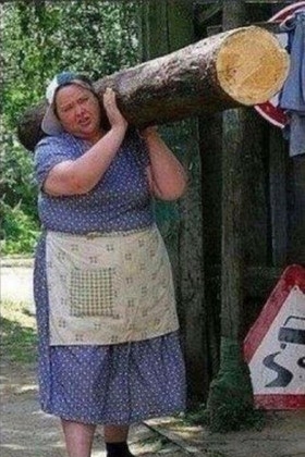 Olga beim Brennholz holen.jpg