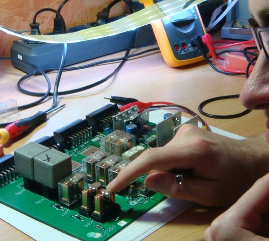 Platine mit geöffnetem Relais K44 zum manuellen Test.JPG