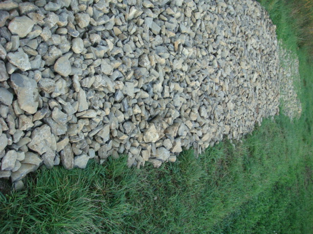 Wege ausbessern mit Lesesteinen.JPG