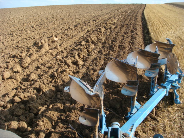 Lemken Pflug schafft sauberen Tisch.JPG