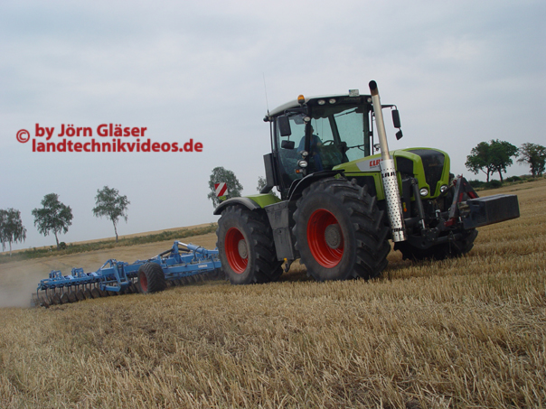 Xerion 3300 Trac mit Lemken Gigant 800.jpg