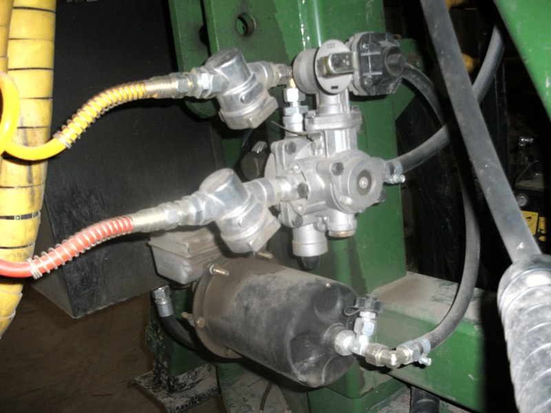 Rückewagen Druckluftbremsanlage1.jpg