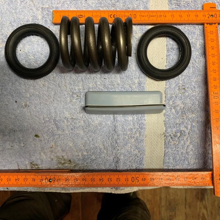 Feder mit Gummidämpfer und Teflongleiter in Drauf- und Seitenansicht.JPG