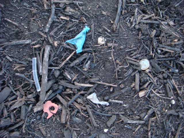 Rindenmulch mit Plastik.JPG