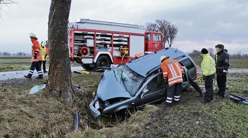 Nach-Unfall-Fahrerin-im-Auto-eingeklemmt_ArtikelQuer.jpg