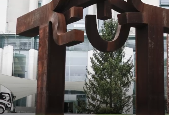 2023-11-25 17_56_57-Nach Anlaufschwierigkeiten - _Kanzler-Tanne_ aufgestellt _ GMX – Mozilla Firefox.png