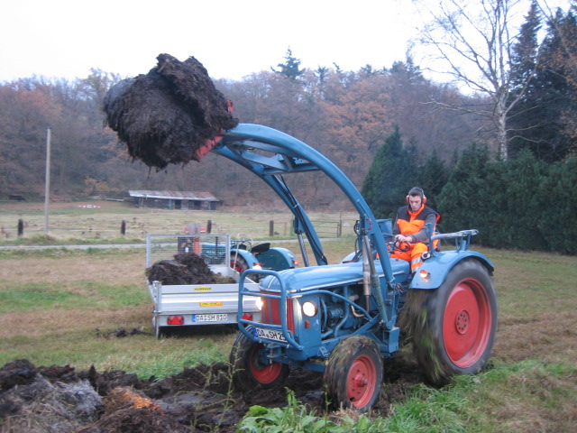 Hanomag_R_332_Granit_Beim_Mist_Laden.jpg