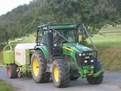 JD 8030 beim Pressen, Bild 002.jpg