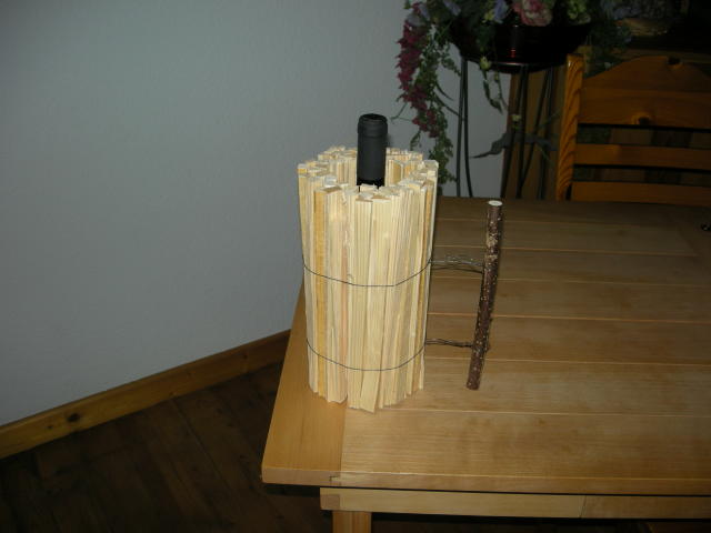 Weinflasche in Anfeuerholz 1.k.JPG