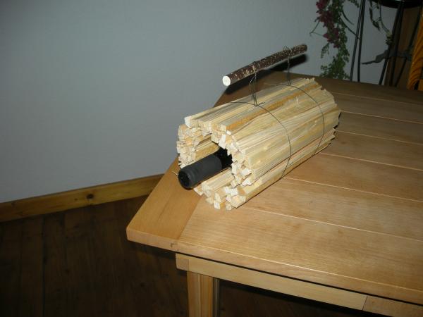 Flaschei in Anfeuerholz 2.k.JPG