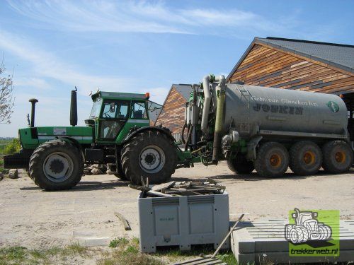 Deutz-Fahr DX 230 beim Güllefahren.jpg