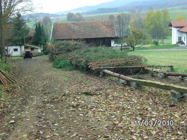 wenn der Holzplatz mit 1,5-1,7m hoch gefüllt ist, ist Schluß.JPG