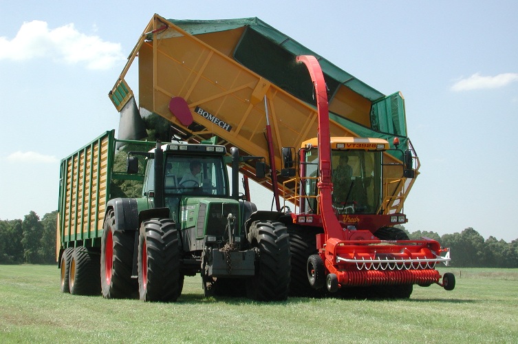 Maishäcksler mit zwei Auswurftürmen 01.jpg
