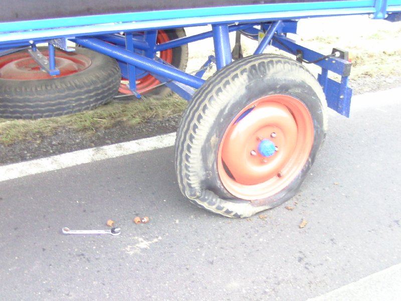 ZUM GLÜCK, hing das Ersatzrad schon in den Startlöchern.JPG