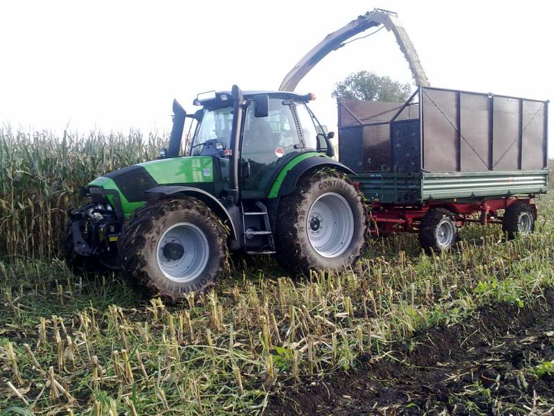 Maisernte 2011 Agrotron.JPG