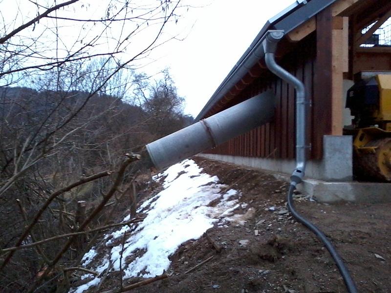 Die ersten Rohrmeter montiert.jpg