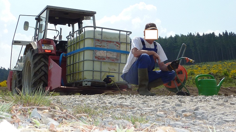 Wasser verteilen per Schlauch.jpg