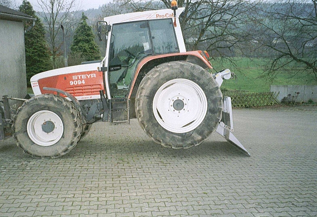 Steyr mit Winde  und Bergstütze1.JPG