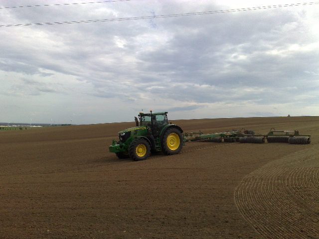 John Deere 6170R beim Gerste walzen.jpg