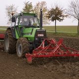 DeutzDX451SchaarPloegDeutzDX4.51FrontcultivatorRotoregNodetZaaimachine[1].jpg