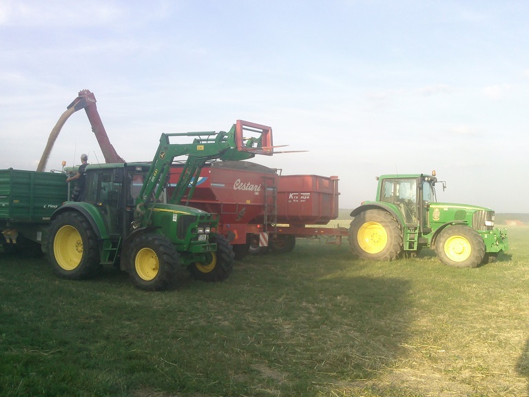 John Deere 6820 Autopowr, in der Mitter der 7700 mit Überladewagen und vorn ein 6320 (gehört nich zum Hof).jpg