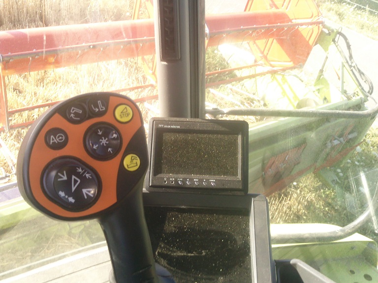 Lexion versus Pfahl und Stacheldraht, Zwangspause zum Messer wechseln.jpg