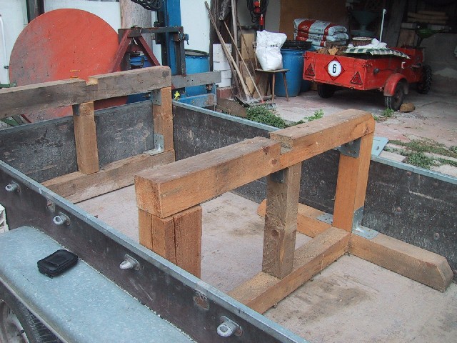 2 Böcke im Hänger red.jpg