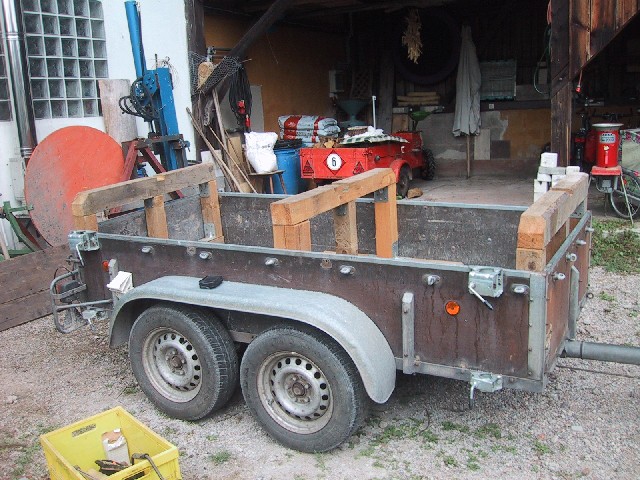 1 Hänger mit Böcken red.jpg