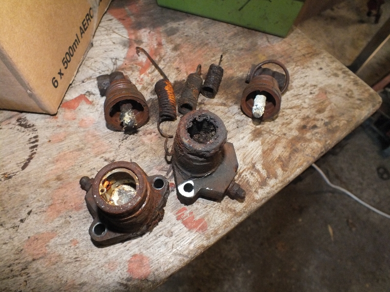 275er Getriebeblock säubern Bremszylinder4klein.jpg