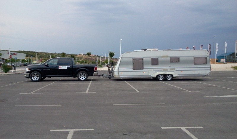 Dodge ram mit Wohnwagen 2.jpg