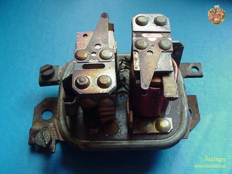 Innenleben eines (abgerauchten) Bosch Zweispulenreglers.jpg