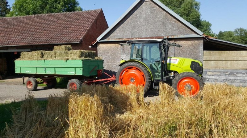 Claas mit Heu 2019 kompr..jpg