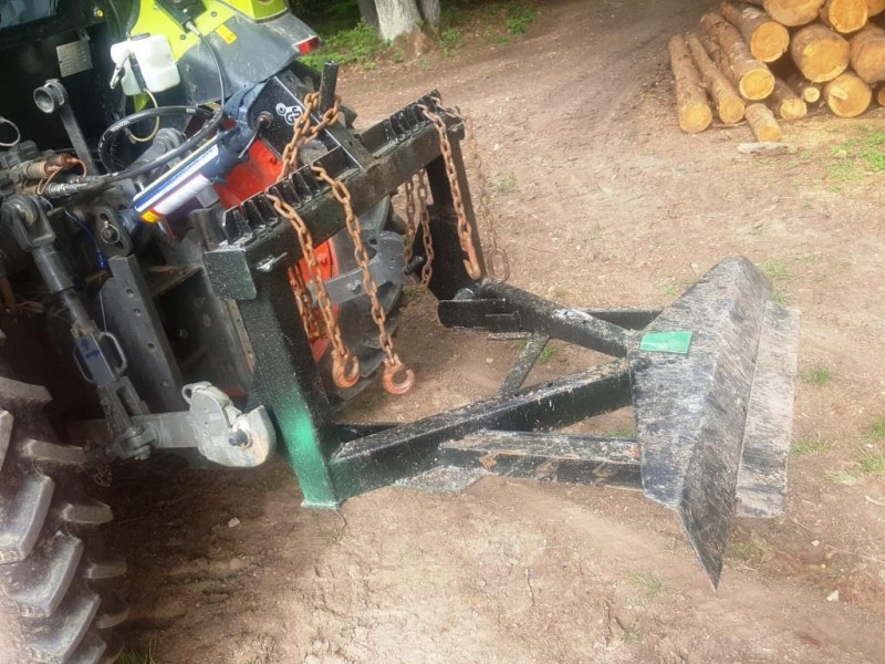 18, Poltergestell Wald nahaufn Kompr..jpg