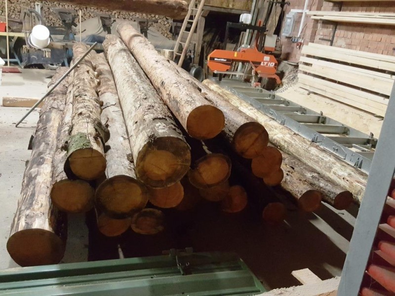 Holzstapel Halle Kompr.jpg